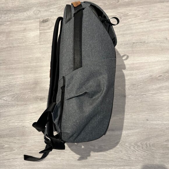 Peak Design Everyday Backpack V2, 20L, Charcoal - Picture 6 of 16